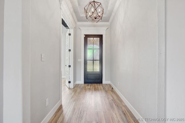 Beautifully lite front entrance with office | Image 6