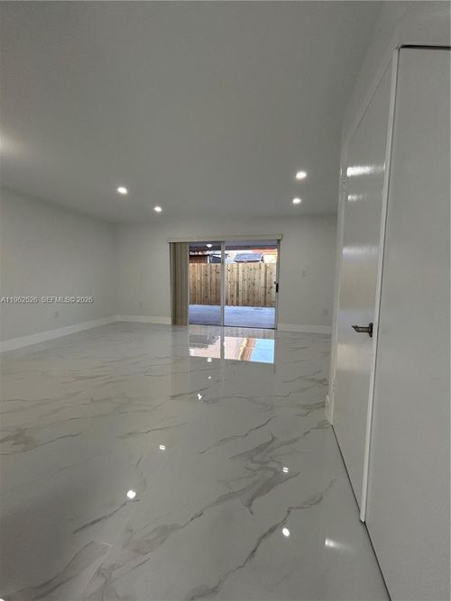 apt-10-8079 Nw 8th St, Miami, FL, 33126-2833 | Card Image