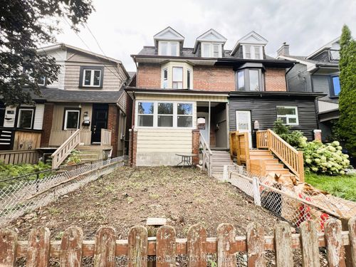 82 Curzon St, Toronto, ON, M4M3B4 | Card Image