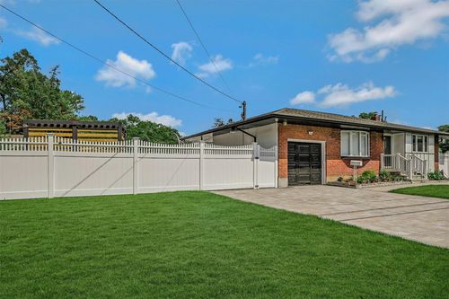 2 Janet Ln, Commack, NY, 11725-3810 | Card Image