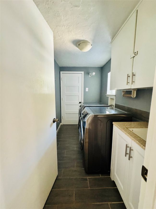 Mudroom leading to the Garage | Image 14