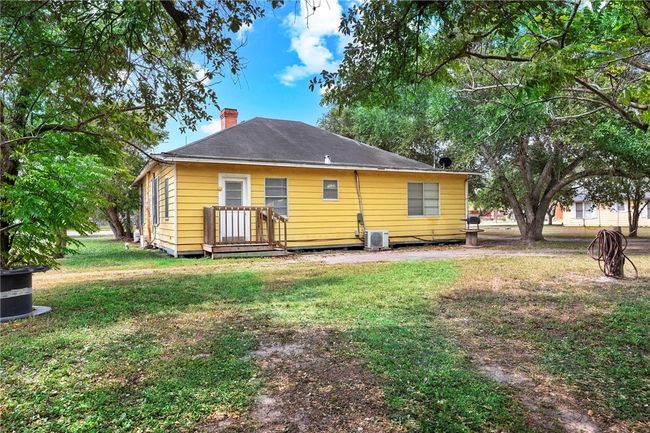 1009 Sinton St, House other with 3 bedrooms, 2 bathrooms and null parking in Sinton TX | Image 5