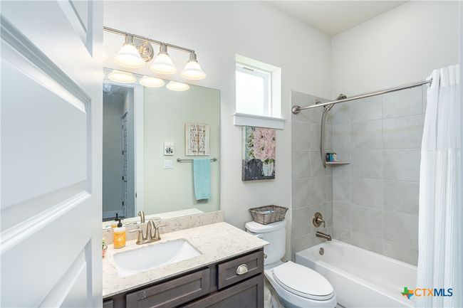 Guest bathroom between the secondary bedrooms. | Image 25