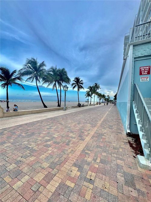 rgb-400 N Surf Rd, Hollywood, FL, 33019-1407 | Card Image