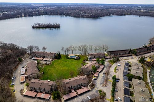 apt-302-1695 Cliffs Lndg, Ypsilanti, MI, 48198-7312 | Card Image