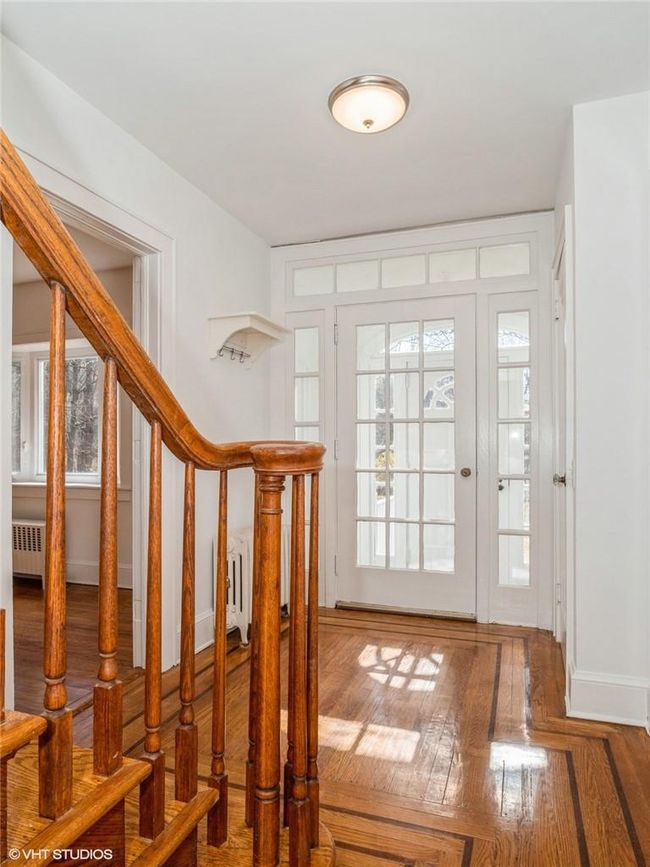 The formal entryway connects the living and dining rooms. | Image 22
