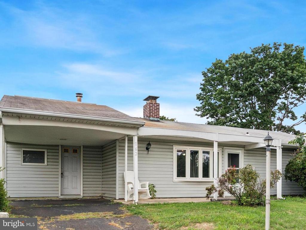 Farmbrook Dr, Levittown, PA 19055