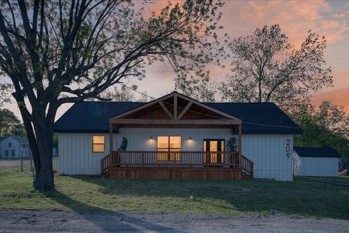 209 N Broad St, Saint Jo, TX, 76265-2023 | Card Image