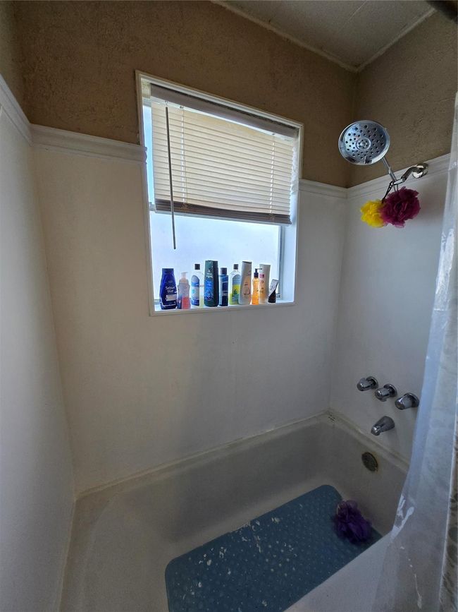 610 E Division St, House other with 3 bedrooms, 2 bathrooms and 3 parking in Edna TX | Image 34