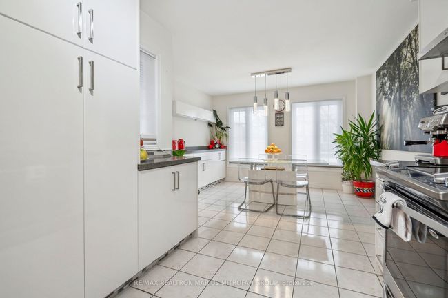 8 Louana Cres, Condo with 4 bedrooms, 4 bathrooms and 2 parking in Vaughan ON | Image 6