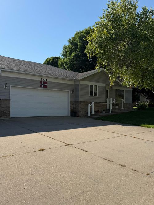c-1104 Division Street, Decorah, IA, 52101 | Card Image