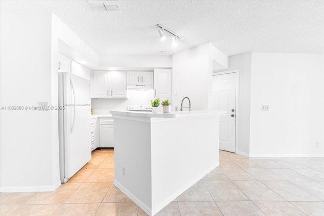 APT-713 - 3420 Pinewalk Dr N, Condo with 2 bedrooms, 1 bathrooms and null parking in Margate FL | Image 4