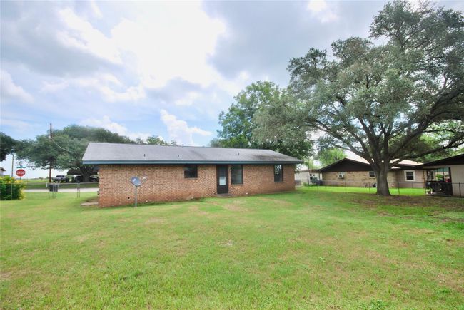 904 S Peck St, House other with 3 bedrooms, 1 bathrooms and 1 parking in Shiner TX | Image 19