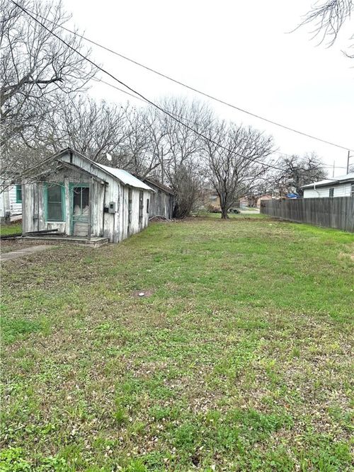 607 S Rachal St, Sinton, TX, 78387-3464 | Card Image