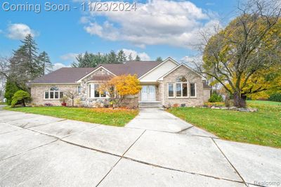 2578 Lake Charnwood Drive, Home with 3 bedrooms, 3 bathrooms and null parking in Troy MI | Image 1