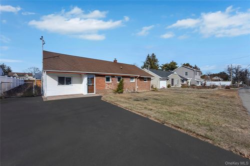 170 5th St, Hicksville, NY, 11801-5443 | Card Image