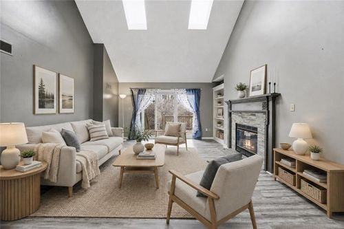 212 E Hansen Ct, Independence, MO, 64055-1493 | Card Image