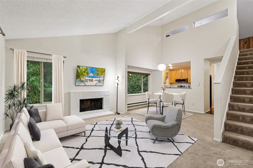 d15-8033 145th Ave Ne, Redmond, WA, 98052-3406 | Card Image