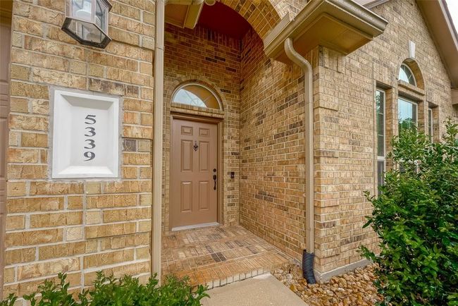 Covered front entry way all brick | Image 34