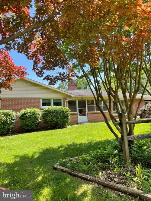 21 E Loudoun St, ROUND HILL, VA, 20141-2443 | Card Image