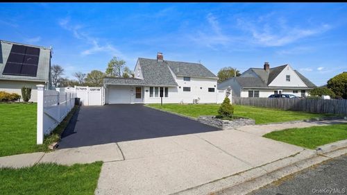 63 Blacksmith Rd, Levittown, NY, 11756-3105 | Card Image