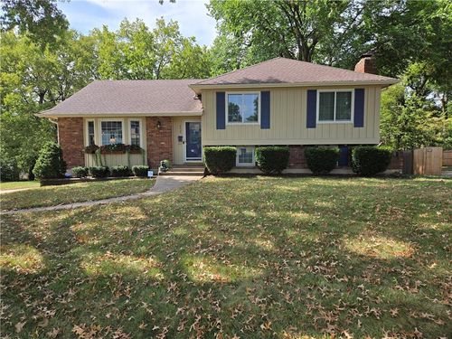 8400 Willow Way, Raytown, MO, 64138-3450 | Card Image