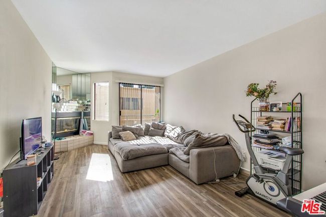 UNIT-2 - 19009 Sherman Way, Condo with 1 bedrooms, 1 bathrooms and 2 parking in Reseda CA | Image 8