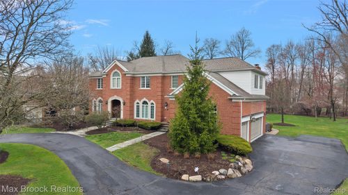 945 Wellsley Ct, Bloomfield Hills, MI, 48304-1906 | Card Image