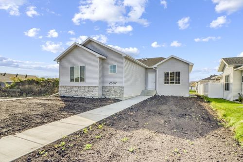 2575 Golden Ln S, Fargo, ND, 58104-5541 | Card Image
