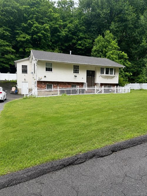 31 Regina Rd, Airmont, NY, 10952-4523 | Card Image