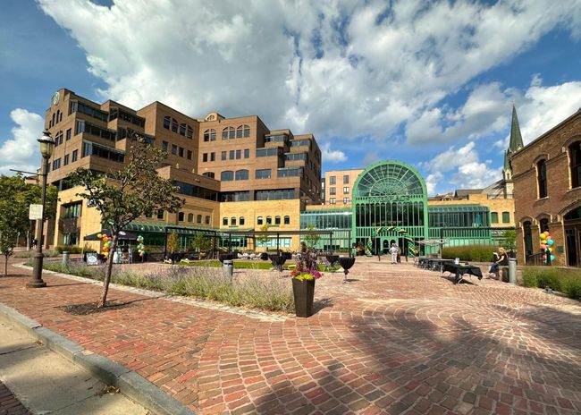 The public courtyard at Riverplace | Image 72