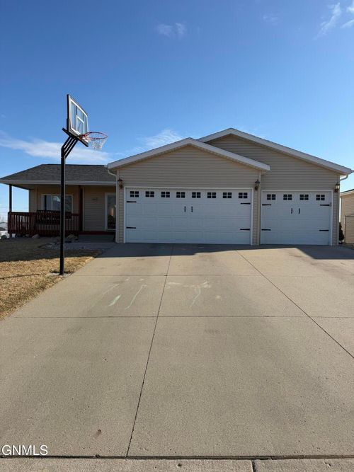 4407 Chamberlain Dr, Bismarck, ND, 58503-5850 | Card Image
