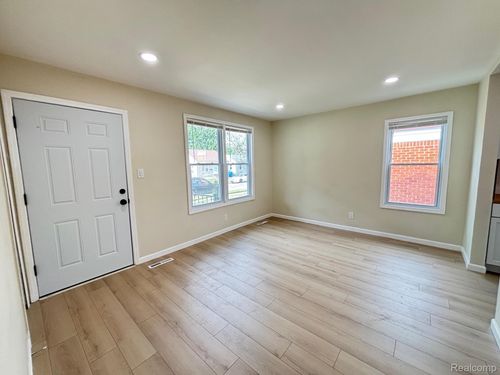 8672 Hudson Ave, Warren, MI, 48089-2412 | Card Image