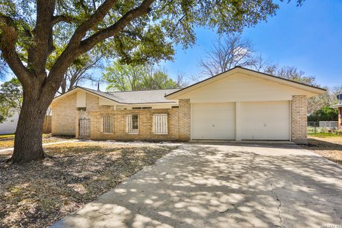 131 Creekside Dr, Boerne, TX, 78006-1811 | Card Image