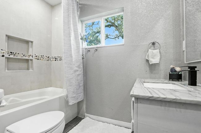 542 Circle Way St, House other with 4 bedrooms, 2 bathrooms and 1 parking in Lake Jackson TX | Image 9