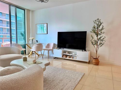 2215-n-1111 Sw 1st Ave, Miami, FL, 33130-5401 | Card Image