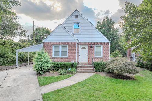 261 Fernwood Ter, Garden City, NY, 11530-5011 | Card Image