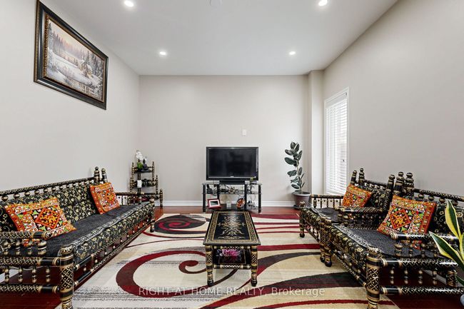 16 Sculptor St, House attached with 4 bedrooms, 3 bathrooms and 1 parking in Brampton ON | Image 6