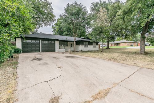 400 Joanna Dr, Hurst, TX, 76053-5024 | Card Image