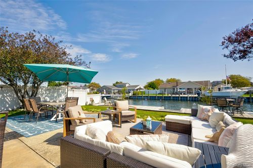 435 East Dr, Copiague, NY, 11726-5109 | Card Image
