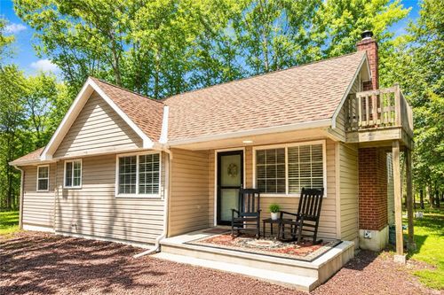 105 White Oak Dr, Jim Thorpe, PA, 18229-9594 | Card Image