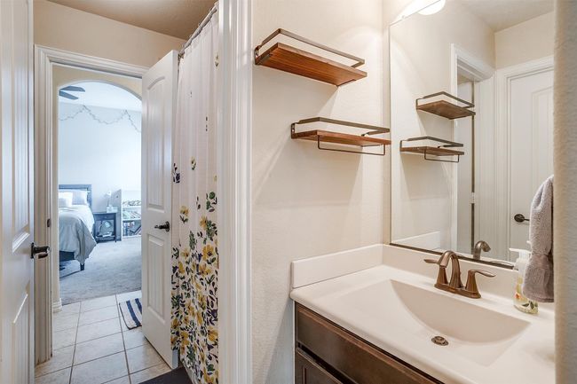 2 vanities plus shower tub combo. | Image 28
