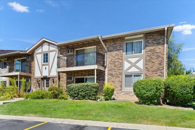 104 - 16W470 Lake Drive, Condo with 1 bedrooms, 1 bathrooms and 1 parking in Willowbrook IL | Image 2