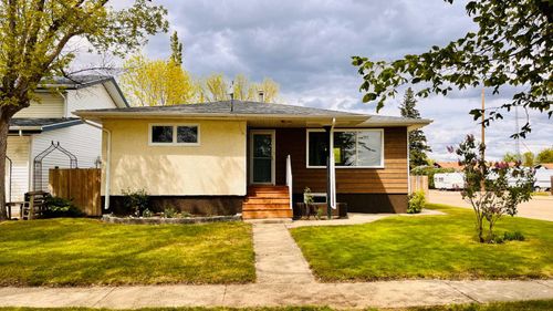 338 4 Ave E, Bow Island, AB, T0K0G0 | Card Image