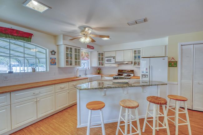 1833 Highland Dr, House other with 3 bedrooms, 2 bathrooms and null parking in Highland Haven TX | Image 7