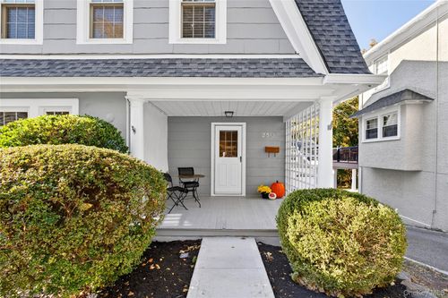 250 Washington Ave, Pleasantville, NY, 10570-2039 | Card Image