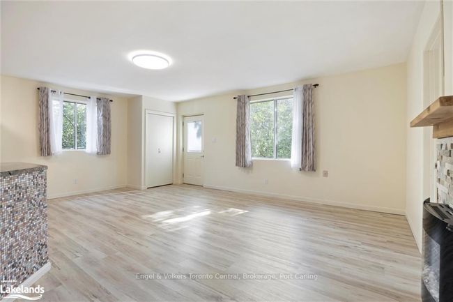 2 bedroom apt: living room and separate entrance. | Image 20