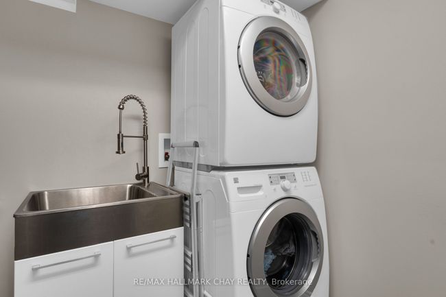 383 Hewitt Cir, House other with 3 bedrooms, 3 bathrooms and 4 parking in Newmarket ON | Image 32