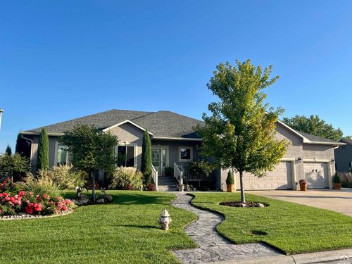 216 Kisiwa Village Rd, Hutchinson, KS, 67502-4502 | Card Image