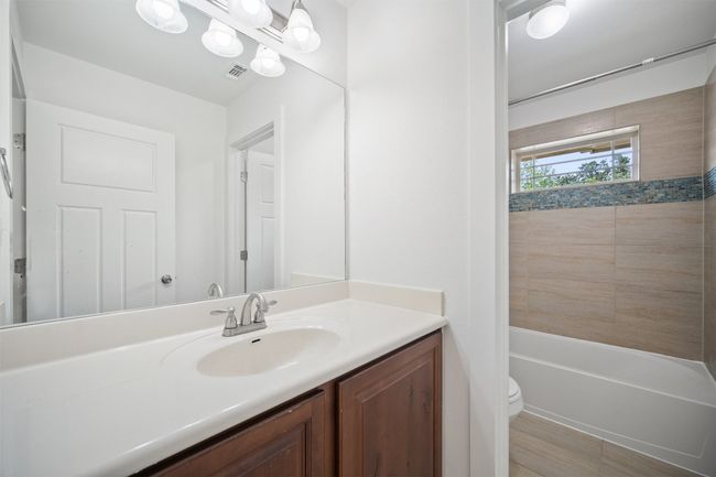 Full guest bathroom on the 2nd floor | Image 29